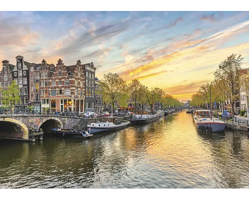 Amsterdam kanaalzicht met gebouwen en boten