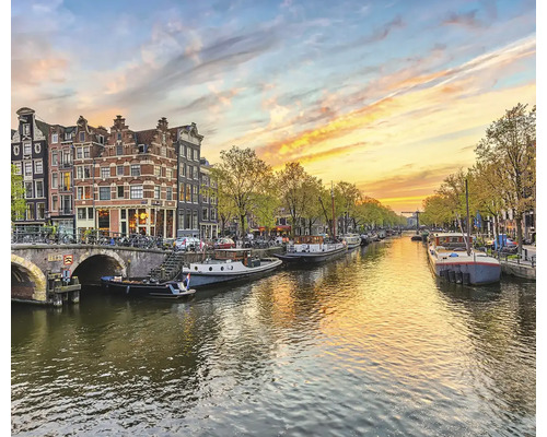 Gezicht op Amsterdam met gracht, woonboten en gebouwen onder een avondhemel
