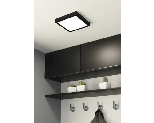 Vierkante plafondlamp in een hal met kapstok en opbergruimte