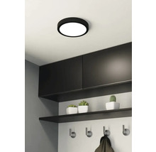 Plafondlamp in een hal met kapstok en decoratie