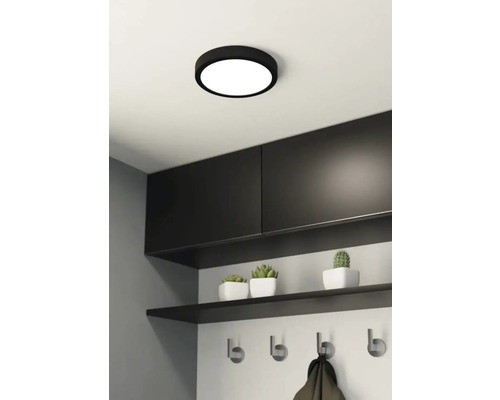 Plafondlamp in een hal met kapstok en decoratie