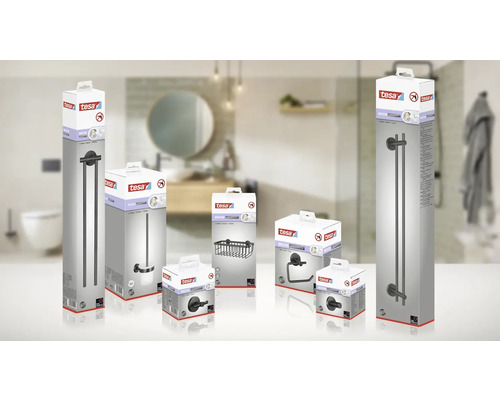 Assortiment Tesa Moon badkameraccessoires in verpakking voor badkamerachtergrond