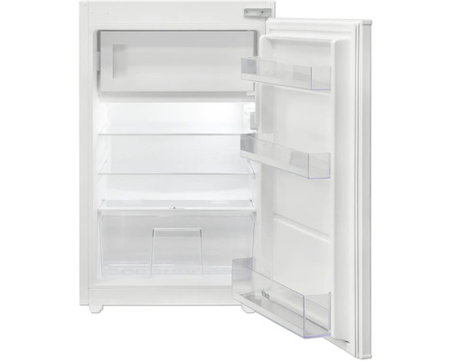 Witte koelkast met open deur en interieurweergave