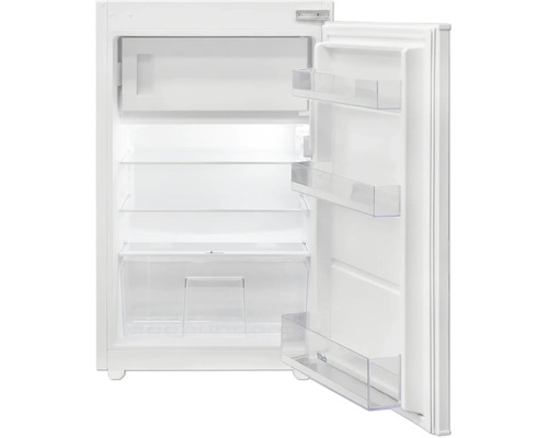 Open, witte koelkast met glazen planken en deurvakken.