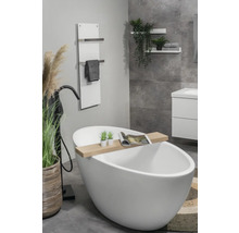 Moderne badkamer met vrijstaand bad, handdoekradiator en grijze accenten