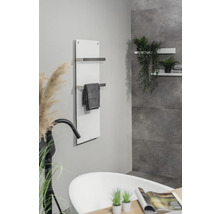 Badkamer met ligbad, handdoekradiator en decoratie