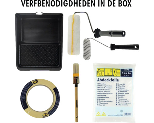 Verfbenodigdheden in een set met verfbak, verfrollers, ronde kwast, afplaktape en afdekfolie.