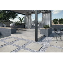 Terras met zitplaatsen, overkapping en stenen platen