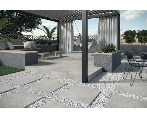 Terras met pergola, zitplaatsen, plantenbakken en stenen platen