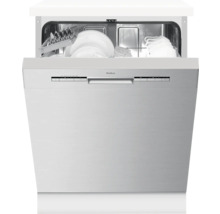 Geopende vaatwasser met vaat