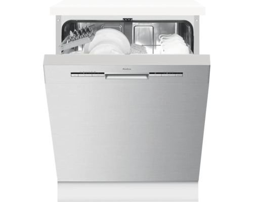 Geopende vaatwasser met vaat