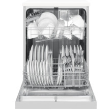 Open vaatwasser gevuld met vaatwerk en bestek