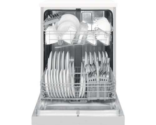 Open vaatwasser gevuld met vaatwerk en bestek