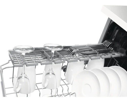 Vaatwasser met glazen, borden en bestek