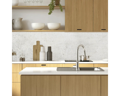 Keukenscène met houten kasten, spoelbak en keukengerei