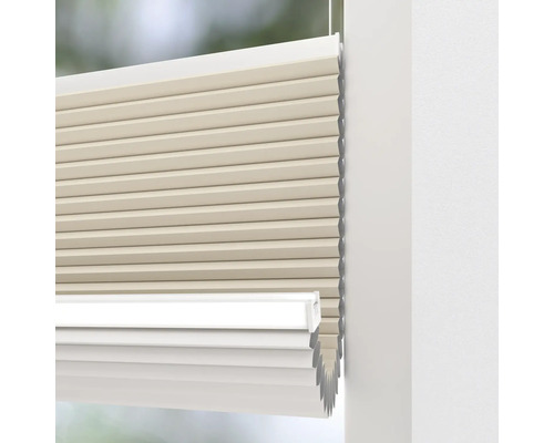 Detailopname van een plisségordijn op een raam