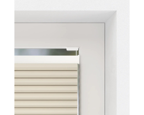 Gedetailleerde opname van een plisségordijn op het raam