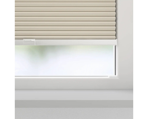 Beige plisségordijnen voor een raam voor lichtregeling.