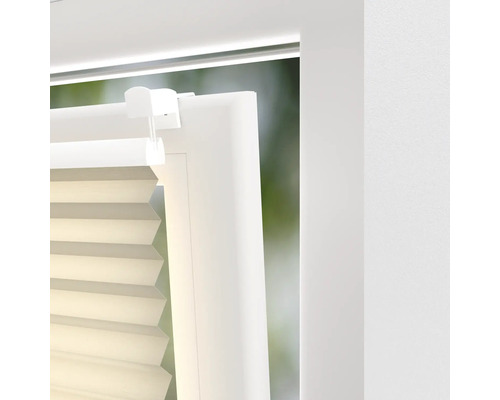 Detailopname van een plisségordijn op een raam