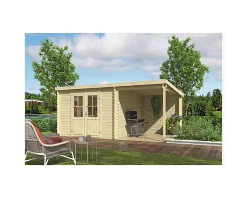 Tuinscène met houten tuinhuis met aanbouw en barbecueplaats