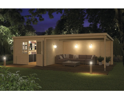 Houten tuinhuis met overdekt terras en tuinmeubelen ''s nachts