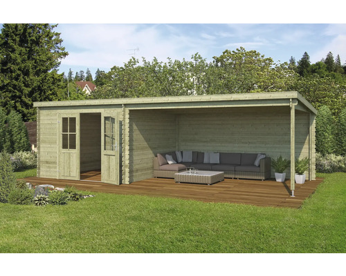 Houten tuinhuis met overdekt terras en tuinmeubelen op een gazon