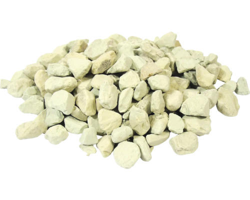 Stapel lichte sierkiezels voor de tuin