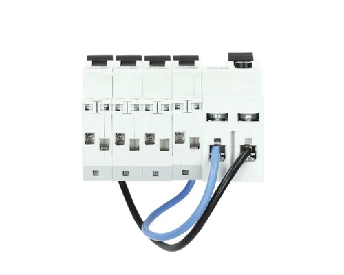 Aardlekschakelaar met geïnstalleerde kabels