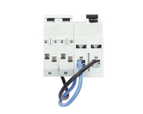 Twee stroomonderbrekers met elektrische kabels