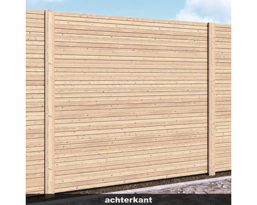 Houten schutting met horizontale planken en palen