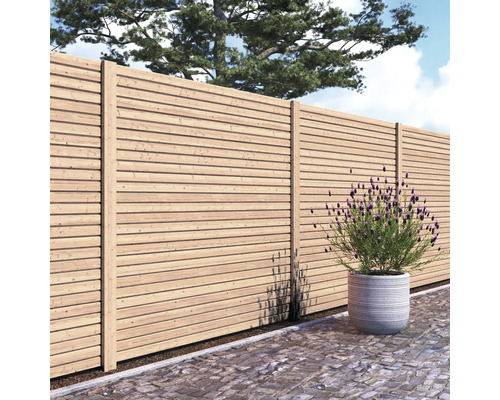 Houten schutting met plantenbak voor tuinontwerp