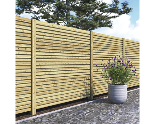 Houten schutting met horizontale lamellen en plantenbak op een bestrate weg