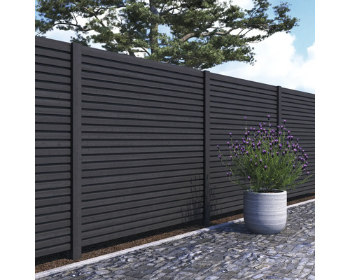 Houten schutting met horizontale latten en plantenbak in de tuin