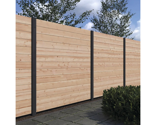 Houten schutting met metalen palen als privacyscherm in de tuin