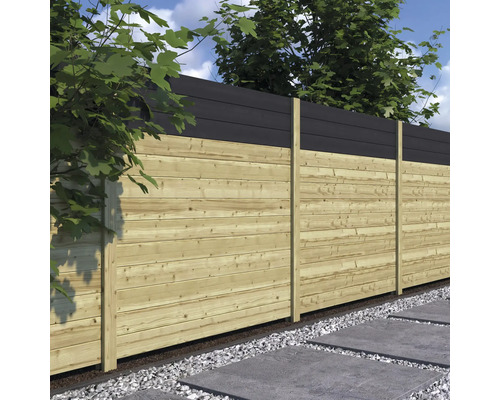 Houten schutting met houten palen en stenen tegels in de tuin