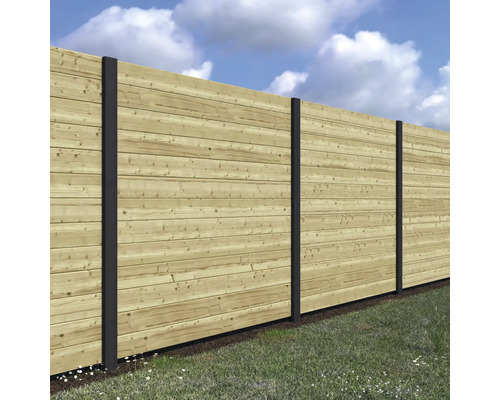 Houten schutting met metalen palen in de tuin