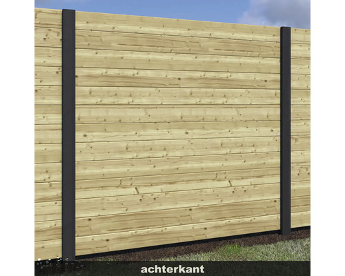 Houten schutting met metalen palen voor erfafscheiding