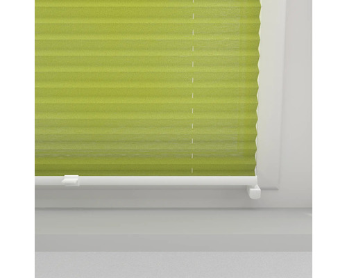 Groen plisségordijn voor het raam