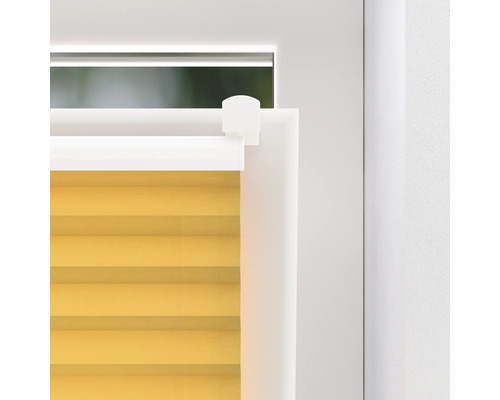 Detailopname van een geel plisségordijn op een raam