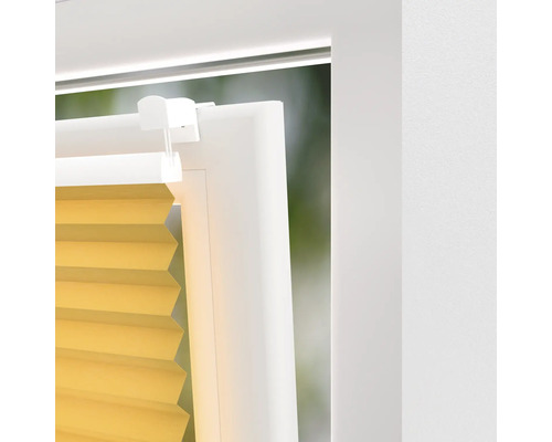 Detailopname van een plisségordijn op een raamkozijn