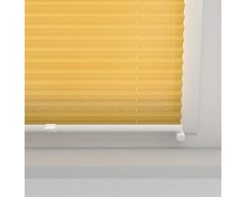 Geel plisségordijn op het raam