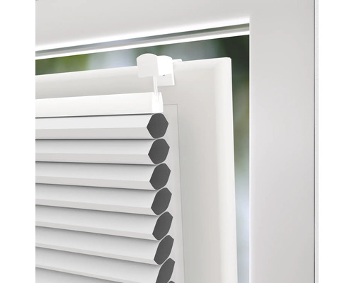 Detailopname van een plisségordijn op het raam