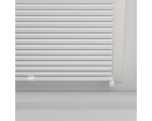 Gesloten plisségordijn op het raam