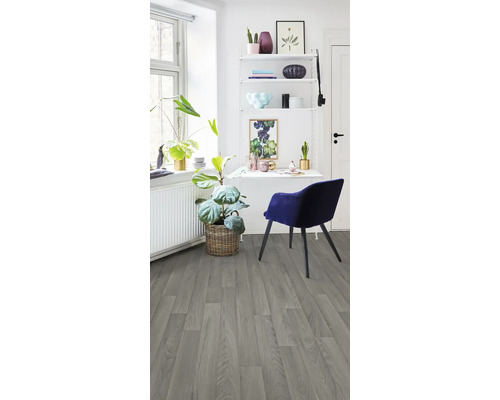 Lichte woonkamer met grijze vinylvloer, bureau en decoratie