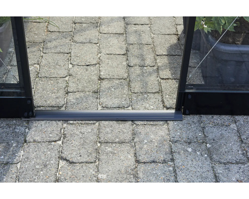 Detailopname van een kasvloer met stenen bestrating