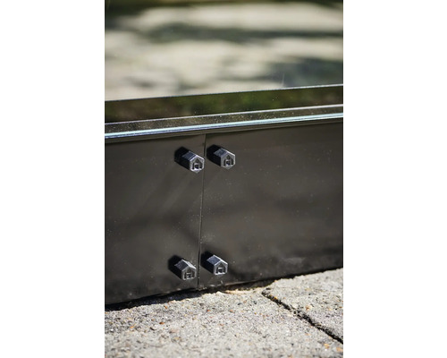 Detailaanzicht van een verhoogde tuinbak met schroeven in Hornbach-design