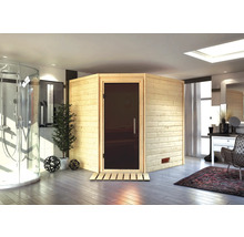 Lichte sauna met glazen deur, houten bekleding en bijpassende houten voetmat in een badkamer met douche
