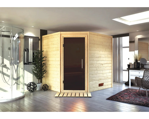 Lichte sauna met glazen deur, houten bekleding en bijpassende houten voetmat in een badkamer met douche