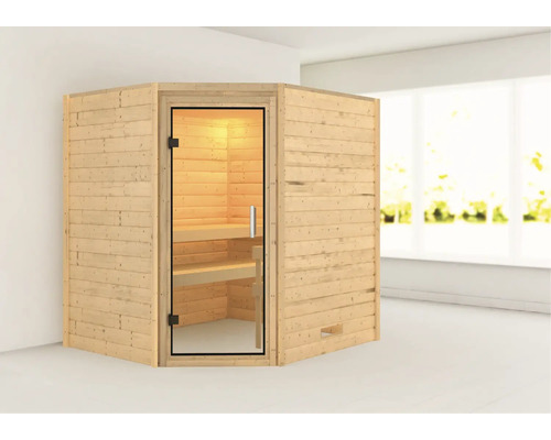 Vrijstaande houten sauna met glazen deur en binnenverlichting in een heldere ruimte.