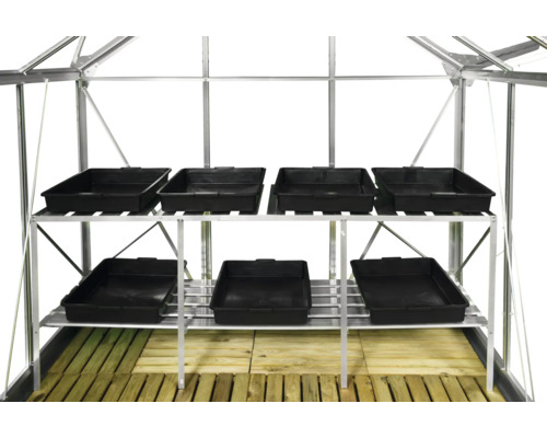 Kweekkas met rekken en plantenbakken